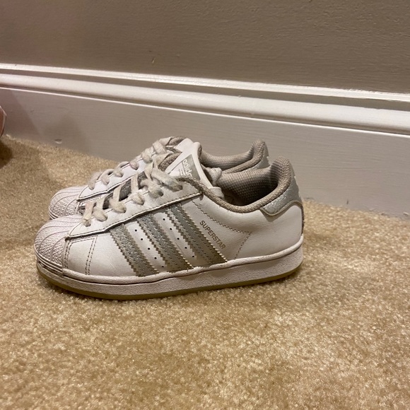 Toddler girl adidas shell toe size 12 - Picture 3 of 7